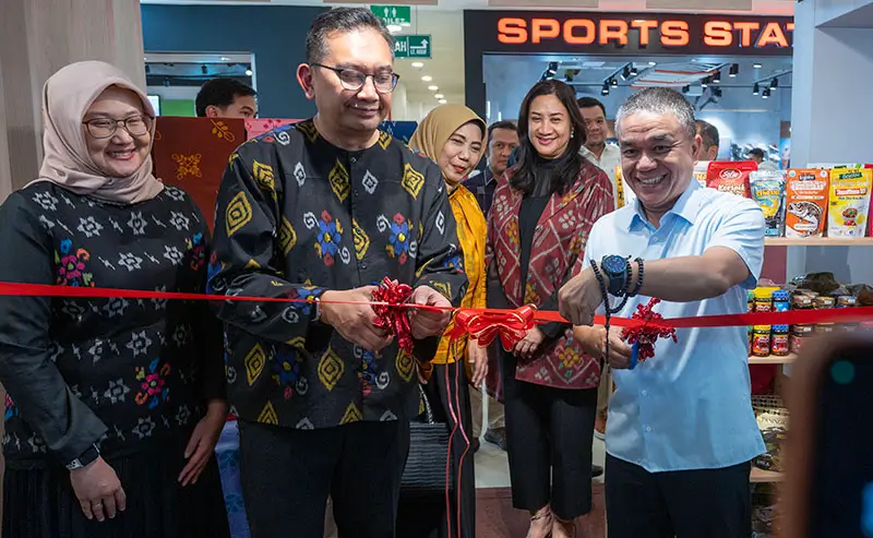 Wali Kota Palu, Hadianto Rasyid (kiri) bersama Kepala BI Perwakilan Sulteng, Rony Hartawan menggunting pita menandai pembukaan KKST Corner di PGM, Senin (13/1/2025). (Foto: beritapalu.com/bmz)