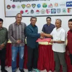 Ketua TPP menerima berkas pendaftaran bakal calon KEtua KONI Donggala, Asgaf Umar, Jumat (24/1/2025). (Foto: KONI Donggala)