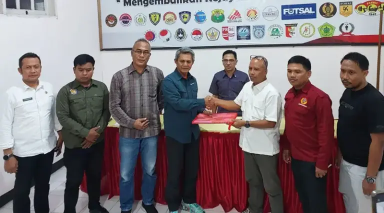 Ketua TPP menerima berkas pendaftaran bakal calon KEtua KONI Donggala, Asgaf Umar, Jumat (24/1/2025). (Foto: KONI Donggala)