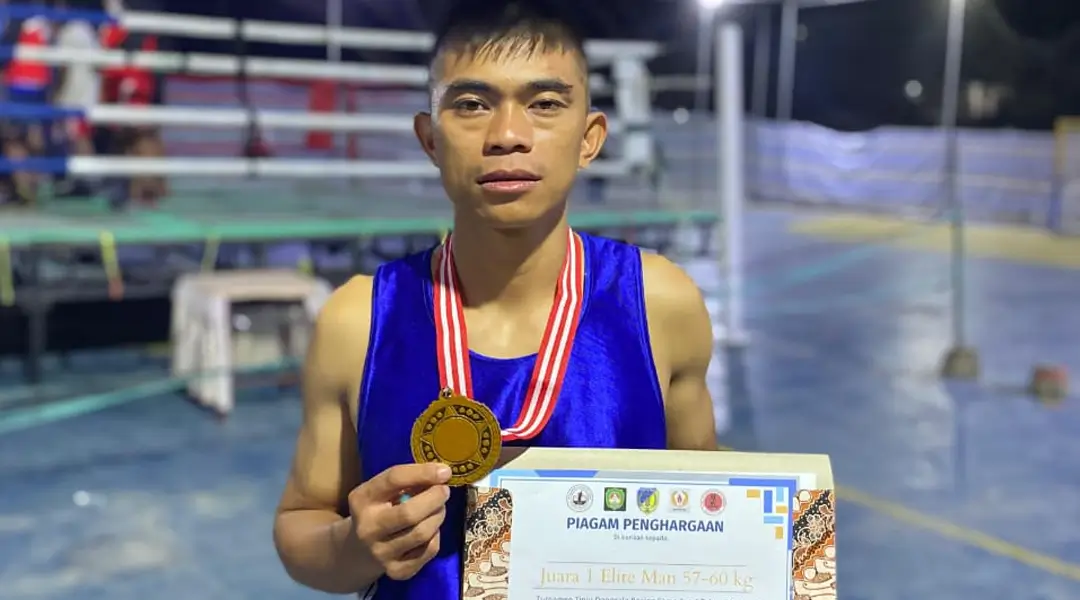 Pratu Alfred Juara menunjukkan medalinya usai menjuarai turnamen tinju amatir di Donggala, Selasa (31/12/2024). (Foto: Penrem 132/Tdl)
