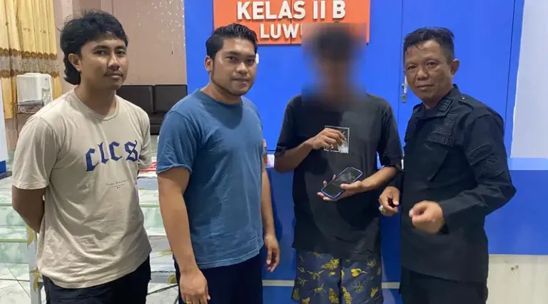 Terduga pelaku pelemparan narko ke dalam Lapas Luwuk (tengah)) saat ditangkap petugas, Kamis (2/1/2025). (Foto: HO-Lapas Luwuk)
