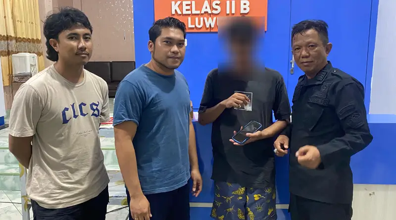Terduga pelaku pelemparan narko ke dalam Lapas Luwuk (tengah)) saat ditangkap petugas, Kamis (2/1/2025). (Foto: HO-Lapas Luwuk)