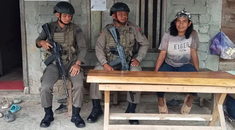 Personel Sagas Madago Raya saat berada di kediaman Samil di Dusun Tamanjeka, Poso, Minggu (12/1/2025). (Foto: Humas Ops Madago Raya)