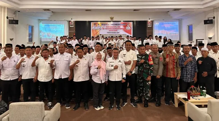 Sejumlah ketua RT dan RW berfoto bersama Wali Kota Palu usai pelantikan dan pengambilan sumpoah di Palu, Rabu (22/1/2025). (Foto: Prokopim Setda Kota Palu/Jufri)