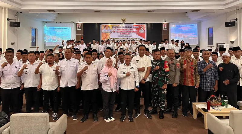 Sejumlah ketua RT dan RW berfoto bersama Wali Kota Palu usai pelantikan dan pengambilan sumpoah di Palu, Rabu (22/1/2025). (Foto: Prokopim Setda Kota Palu/Jufri)
