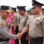 Kapolda Sulteng Irjen Pol Agus Nugroho (kanan) menyalami personelnya usai upacara kenaikan pangkat di mapodla Sulteng, Selasa (31/12/2024). (Foto: Humas Polda Sutleng)