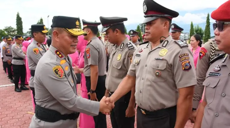 Kapolda Sulteng Irjen Pol Agus Nugroho (kanan) menyalami personelnya usai upacara kenaikan pangkat di mapodla Sulteng, Selasa (31/12/2024). (Foto: Humas Polda Sutleng)