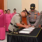 Kapolda Sulteng, Irjen Pol Agus Nugroho (kiri) menyaksikan penandatanganan berita acara sertijab Kapolresta Palu di AUla Rupatama Mapolda Sulteng, Kamis (9/1/2025). (Foto: Humas Polda Sulteng)