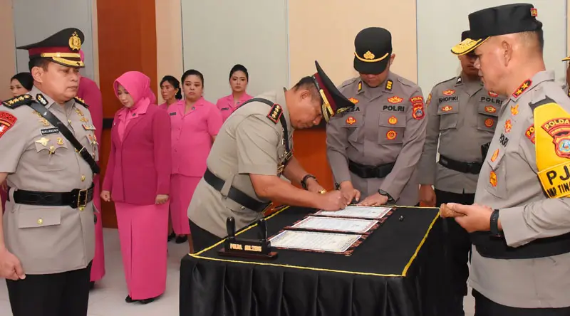 Kapolda Sulteng, Irjen Pol Agus Nugroho (kiri) menyaksikan penandatanganan berita acara sertijab Kapolresta Palu di AUla Rupatama Mapolda Sulteng, Kamis (9/1/2025). (Foto: Humas Polda Sulteng)
