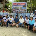 Para Alumni Umroh 5 Desember 2024 dari Travel Agent Iman Wisata Palu foto bersama saat Family Gathering di objek wisata Pantai Prince John, Kabupaten Donggala, Selasa (28/1/2025). (Foto: dok. Prince John)
