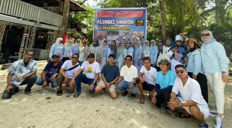 Para Alumni Umroh 5 Desember 2024 dari Travel Agent Iman Wisata Palu foto bersama saat Family Gathering di objek wisata Pantai Prince John, Kabupaten Donggala, Selasa (28/1/2025). (Foto: dok. Prince John)