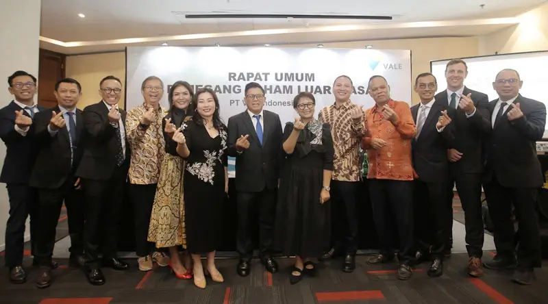 Retno L Marsudi (keenam kiri) bersama para direksi usai ditetrapokan sebagai Komisaris Independen di PT Vale Indonesia, Selasa (14/1/2025). (Foto: HO-PT Vale Indonesia)