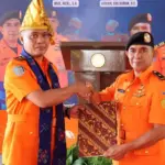 Pejabat baru, Muh Rizal (kiri) dan pejabat lama, Andrias Hendrik Johannes (kanan) Kepala Kantor Pecanrian dan Pertolongan Palu pada sertijab, Jumat (31/1/2025). (Foto: Humas Basarnas Palu)