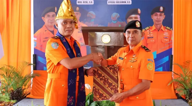 Pejabat baru, Muh Rizal (kiri) dan pejabat lama, Andrias Hendrik Johannes (kanan) Kepala Kantor Pecanrian dan Pertolongan Palu pada sertijab, Jumat (31/1/2025). (Foto: Humas Basarnas Palu)