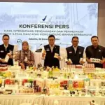 Petugas BPOM menunjukkan sejumlah kosmetik ilegal dan mengandung bahan berbahaya dalam pemantauan Oktober - November 2024 pada konferensi pers di Jakarta, Senin (30/12/2024). Ada 235 jenis kosmetik dengan total 205.400 pieces dengan nilai lebih dari Rp 8,91 miliar. (Foto: BPOM/ANTARA)