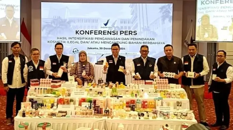 Petugas BPOM menunjukkan sejumlah kosmetik ilegal dan mengandung bahan berbahaya dalam pemantauan Oktober - November 2024 pada konferensi pers di Jakarta, Senin (30/12/2024). Ada 235 jenis kosmetik dengan total 205.400 pieces dengan nilai lebih dari Rp 8,91 miliar. (Foto: BPOM/ANTARA)