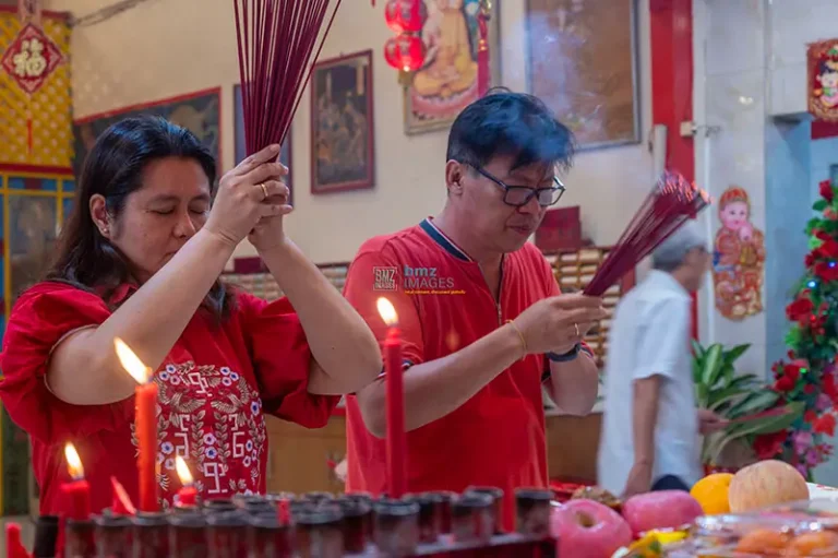 Warga melakukan ritual persembahyangan Imlek di Klenteng Kwan IM Miau atau Klenteng Maga Budhi di Palu, Rabu (29/1/2025) dini hari. (Foto: bmzIMAGES/Basri Marzuki)
