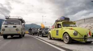 Sejumlah kendaraan lawas peserta touring Jappa Jappa Atot Tua saat berada di Pantai Kampung Lere, Palu, Senin (27/1/2025). (Foto: bmzIMAGES/Basri Marzuki)