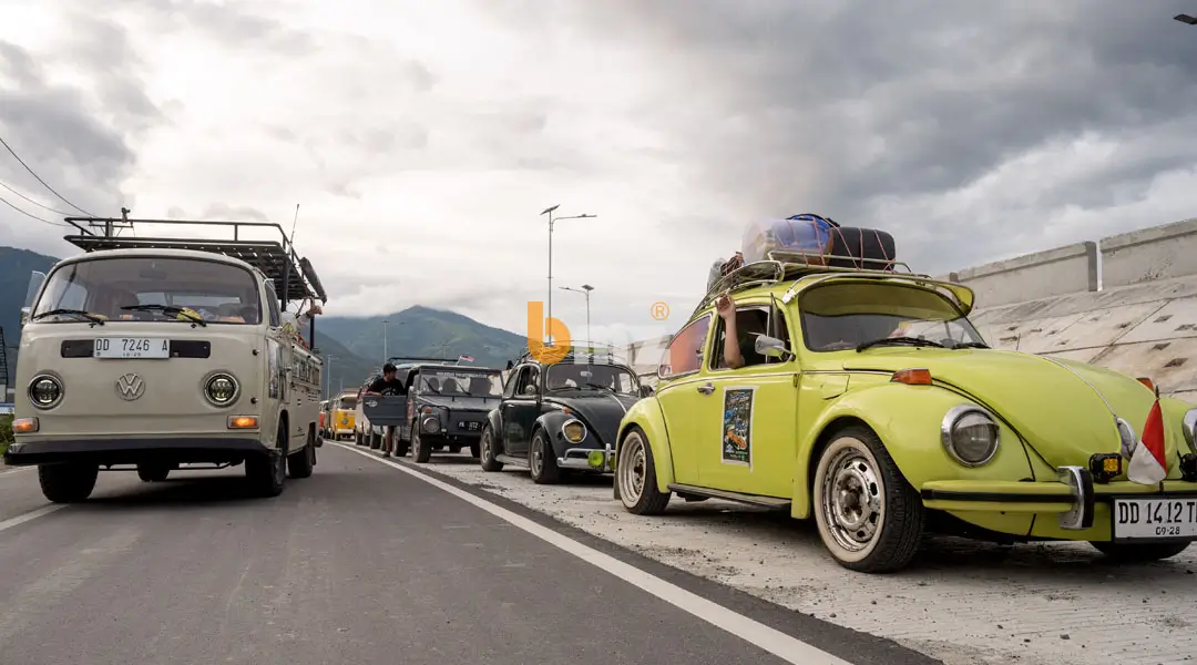 Sejumlah kendaraan lawas peserta touring Jappa Jappa Atot Tua saat berada di Pantai Kampung Lere, Palu, Senin (27/1/2025). (Foto: bmzIMAGES/Basri Marzuki)