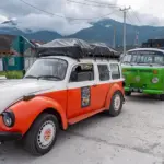Sejumlah kendaraan lawas peserta touring Jappa Jappa Atot Tua saat berada di Pantai Kampung Lere, Palu, Senin (27/1/2025). (Foto: bmzIMAGES/Basri Marzuki)