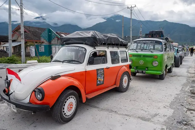 Sejumlah kendaraan lawas peserta touring Jappa Jappa Atot Tua saat berada di Pantai Kampung Lere, Palu, Senin (27/1/2025). (Foto: bmzIMAGES/Basri Marzuki)