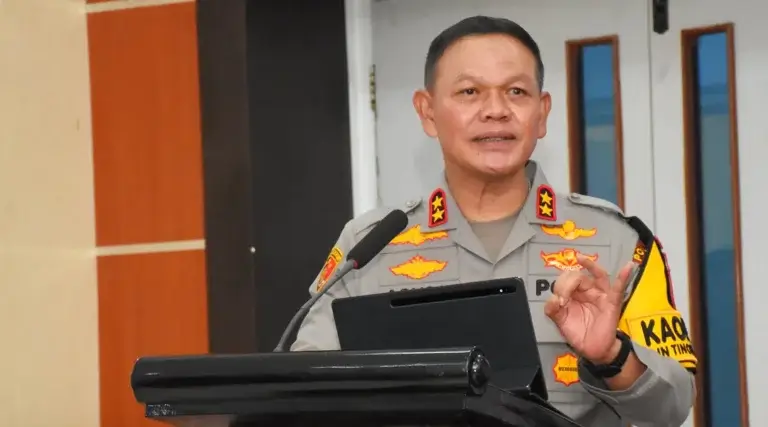 Kapolda Sulteng, Irjen Pol Agus Nugroho pad akonferensi pers akhir tahun 2024 di Aula Rupatama Polda Sulteng, Selasa (31/12/2024) malam. (Foto: Humas Polda Sutleng)