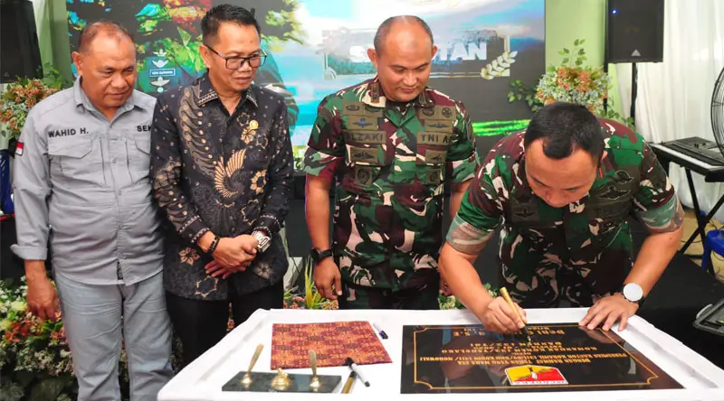 Danrem 132/Tdl, Brigjen TNI Deni Gunawan (kanan) meneken prasasti presmian Koramil 1311-09/Bahodopi di Morowali, Jumat (17/1/2025). (Foto: Penrem 132/Tdl)