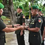 Kepala Peralatan Kodam (Kapaldam) XIII/Merdeka Kolonel Cpl Latok Puspito (kiri) menyerahkan tongkat komando kepada pejabat baru Dandempal XIII/2 Palu, Mayor Cpl Yoyok Eko Agusetya di Palu, Rabu (8/1/2025). (Foto: Penrem 132/Tdl)