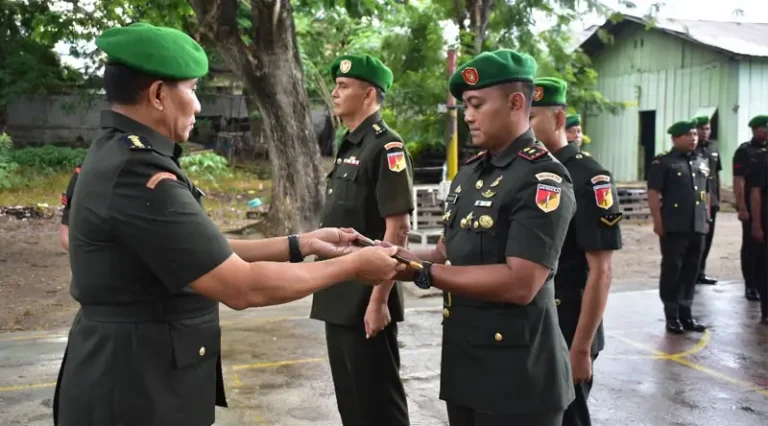 Kepala Peralatan Kodam (Kapaldam) XIII/Merdeka Kolonel Cpl Latok Puspito (kiri) menyerahkan tongkat komando kepada pejabat baru Dandempal XIII/2 Palu, Mayor Cpl Yoyok Eko Agusetya di Palu, Rabu (8/1/2025). (Foto: Penrem 132/Tdl)