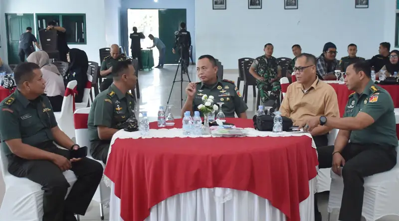 Danrem 132/Tdl, Brihjen TNI Deni Gunawan (tengah) pada syukuran HUT ke-79 Penerangan TNI AD, Rabu (15/1/2025). (Foto: Penrem 132/Tdl)