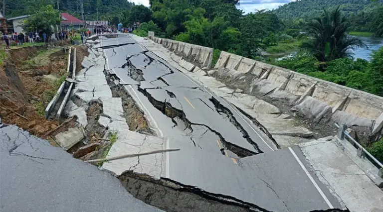 Kondisi ruas jalan Trans Sulawesi yang amblas akibat longsor di Desa Watuwau, Poso, Kamis (23/1/2025). (Foto: Polsek Lage)
