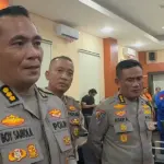 Kaops Madago Raya, Kombes Pol Boy FS Samola (kanan) memberikan keterangan kepada wartawan pada konferensi pers akhir tahun 2024 di Aula Rupatama Polda Sulteng, Selasa (31/12/2024) malam. (Foto: Humas Polda Sutleng)