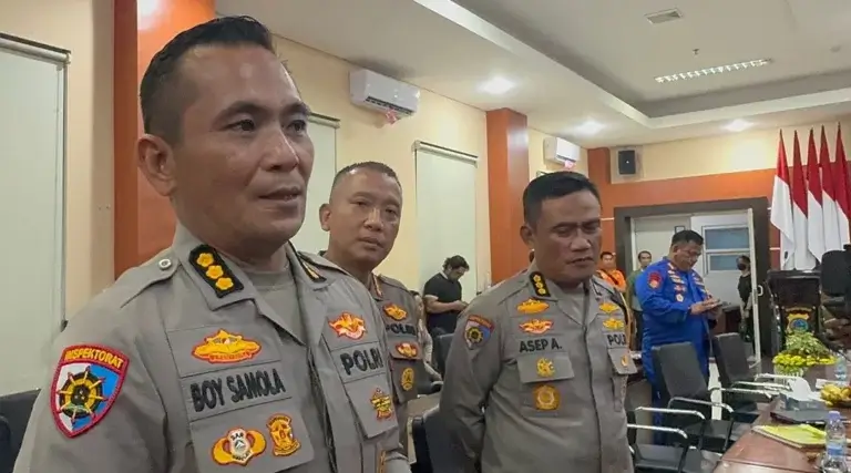 Kaops Madago Raya, Kombes Pol Boy FS Samola (kanan) memberikan keterangan kepada wartawan pada konferensi pers akhir tahun 2024 di Aula Rupatama Polda Sulteng, Selasa (31/12/2024) malam. (Foto: Humas Polda Sutleng)