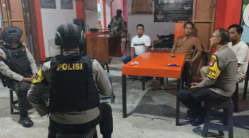 Satgas Preemif Ops Madago Raya berkunjung ke kediaman Andrian, eks napiter Poso, Sabtu (11/1/2024). (Foto: Humas Ops Madago Raya)