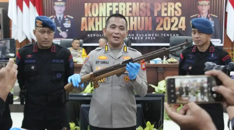 Kaops Madago Raya, Kombes POl Boy FS Samola menunjukkan senpi rakita laraas panjang pad akonferensi pers akhir tahun 2024 di Aula RUpatama Polda Sutleng, Selasa (31/12/2024) malam. (Foto: Humas Polda Sulteng)