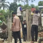 Proses pembangunan tempat wudhi di Masjid Nurul Huda Dusun Tamanjeka, Poso oleh warga bersama personel Pos Kamtibmas Tamanjeka Satgas III Preventif Ops Madago Raya, Rabu (29/1/2025). (Foto: HO/Humas Satgas Madago Raya)