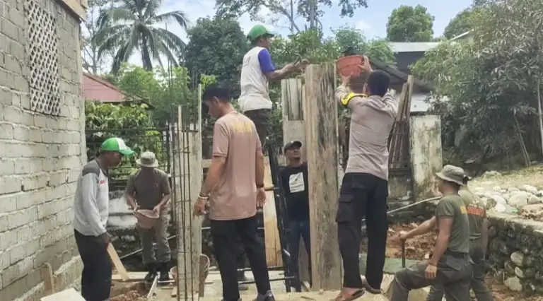 Proses pembangunan tempat wudhi di Masjid Nurul Huda Dusun Tamanjeka, Poso oleh warga bersama personel Pos Kamtibmas Tamanjeka Satgas III Preventif Ops Madago Raya, Rabu (29/1/2025). (Foto: HO/Humas Satgas Madago Raya)