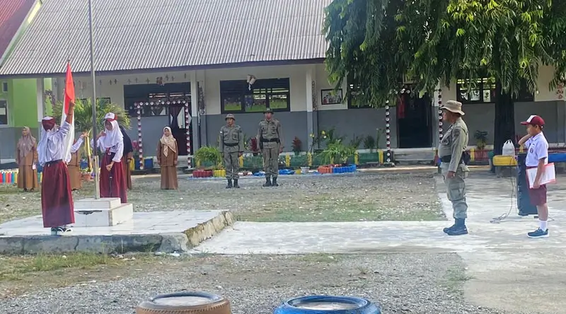 Sejumlah personel Satgas Madago Raya mengikuti upacara bendera bersama siswa SD di Poso, Senin (20/1/2025). (Foto: Humas Satgas Madago Raya)