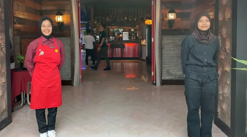 Karyawati menyambut tamu di Kafe Maestro. (Foto: beritapalu.com/bmz)