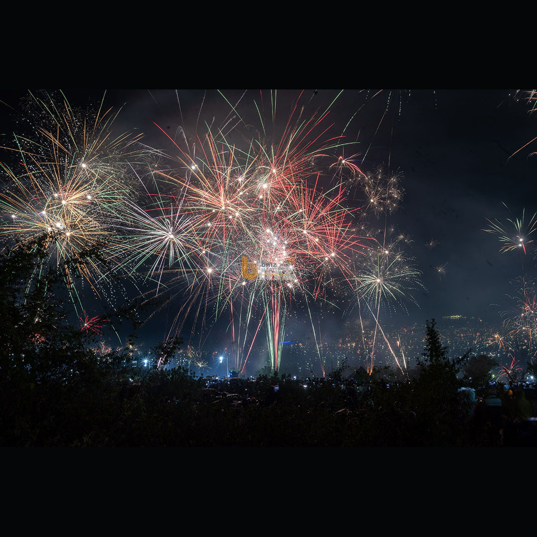 Warga menyaksikan kembang api yang ditembakkan ke udara pada malam pergantian tahun 2024 ke 2025 di Palu, Sulawesi Tengah, Selasa (31/12/2024). (Foto: bmzIMAGES/Basri Marzuki)