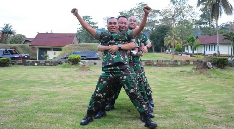 Danrem 132 Tadulako, Brigjen TNI Deni Gunawan memeluk dari belakang Pangdam XIII Merdeka, Mayjen TNI Suhardi saat mengikuti games di Kompi B Yonif 714/SM, Morowali Utara, Sulawesi Tengah, Kamis (23/1/2025). (Foto: Penrem 132/Tdl)