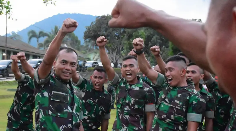 Pangdam XIII Merdeka, Mayjen TNI Suhardi meneriakkan yel-yel saat mengikuti games di Kompi B Yonif 714/SM, Morowali Utara, Sulawesi Tengah, Kamis (23/1/2025). (Foto: Penrem 132/Tdl)