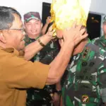 Gubernur Sulteng, Rusdy Mastura mengasangkan Siga kepada Pangdam XIII Merdeka yang baru tiba di Bandara Mutiara Palu, Selasa (21/1/2025). (Foto: Penrem 132/Tdl)