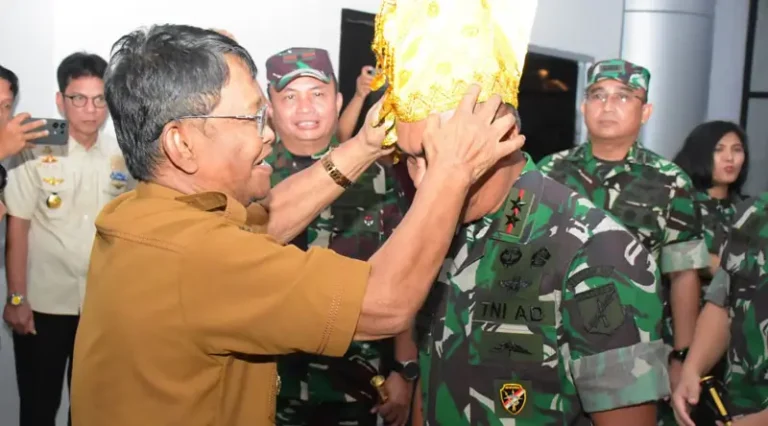 Gubernur Sulteng, Rusdy Mastura mengasangkan Siga kepada Pangdam XIII Merdeka yang baru tiba di Bandara Mutiara Palu, Selasa (21/1/2025). (Foto: Penrem 132/Tdl)