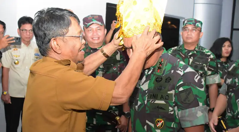 Gubernur Sulteng, Rusdy Mastura mengasangkan Siga kepada Pangdam XIII Merdeka yang baru tiba di Bandara Mutiara Palu, Selasa (21/1/2025). (Foto: Penrem 132/Tdl)