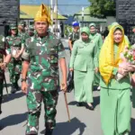 Pangdam XIII Merdeka, Mayjen TNI Suhardi (kedua kanan) bersama isteri saat tiba di Makorem 132 Tadulako, Selasa 21/1/2025). (Foto: Penrem 132/Tdl)