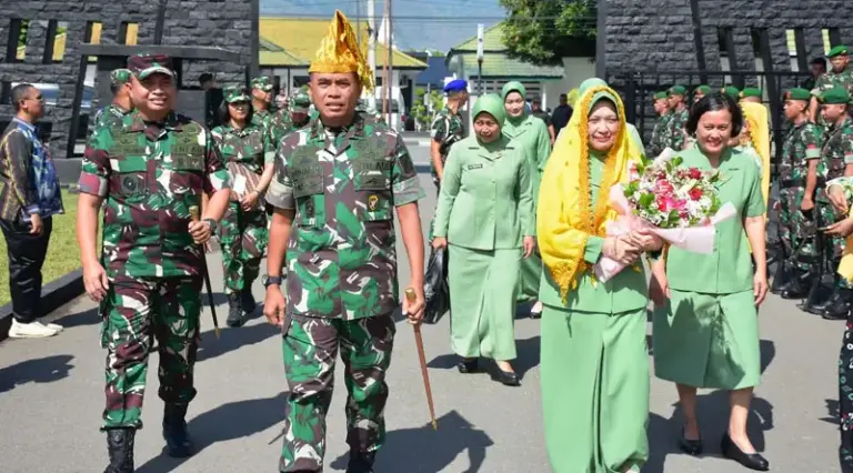 Pangdam XIII Merdeka, Mayjen TNI Suhardi (kedua kanan) bersama isteri saat tiba di Makorem 132 Tadulako, Selasa 21/1/2025). (Foto: Penrem 132/Tdl)