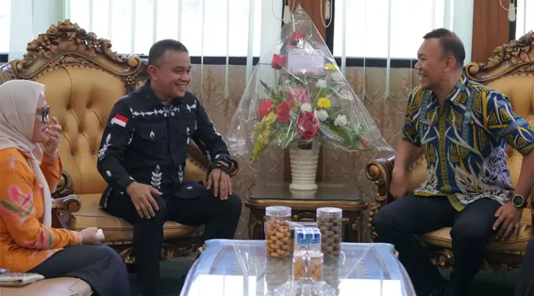 Wali Kota Palu, Hadianto (tengah) didampingi Sekkot Palu, Iramyanti (kiri) menerima kunjungan Kepala BNN Kota Palu, Kombes Pol Qoru Wicaksono, Kamis (16/1/2025). Foto: prokopim Sekot Palu/Jufri)