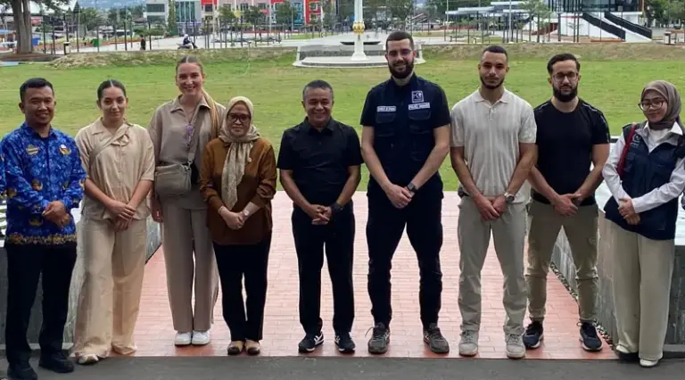 Wali Kota Palu bersama perwakilan Humainement Concernes, Jumat (17/1/2025). (Foto: Prokopim Setda Kota Palu/Jufri)