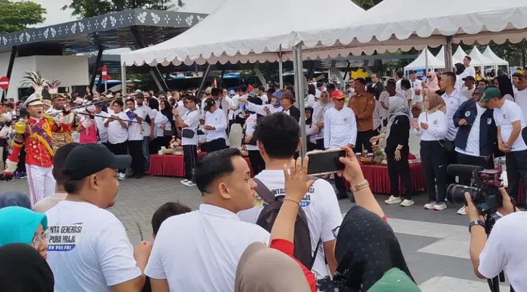 Suasana pelepasan jalan santai dan bakti sosial IKAPTK di halaman Kantor Wali Kota Palu, Minggu (12/1/2025). (Foto: ProkopimSekot Palu/Imron)